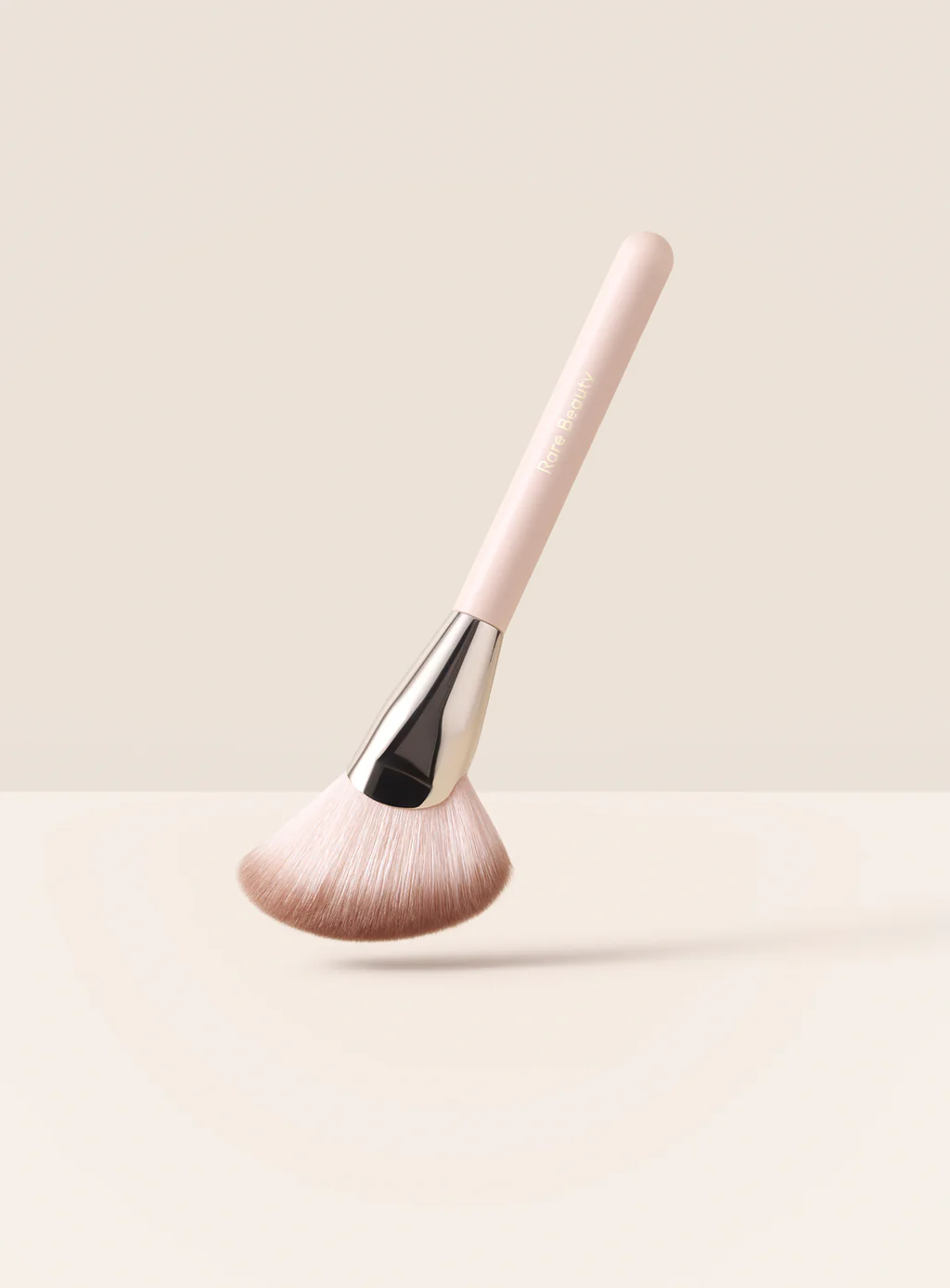 Warm Wishes Angled Powder Brush - Pinceau biseauté pour poudre
